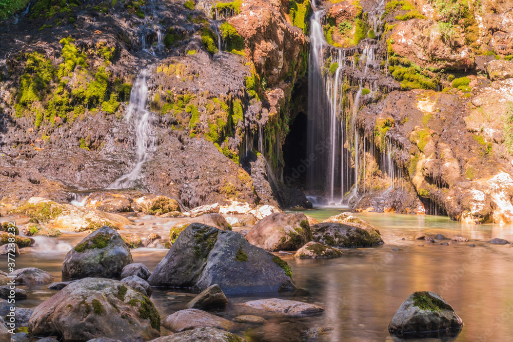 Fototapeta premium Paisaje de un lago con montañas