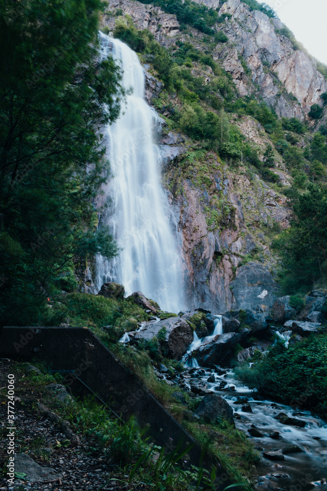Fototapeta premium Cascada en Suiza