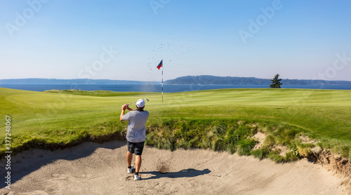 Canvastavla Male golfer hitting a bunker shot