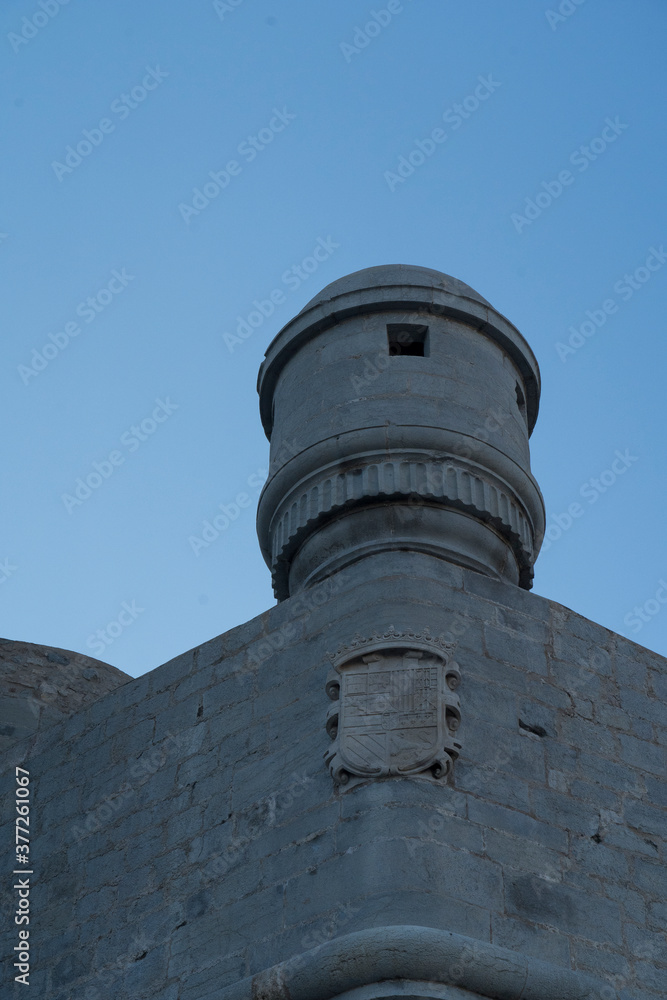 Torre defensiva con forma de cilindro