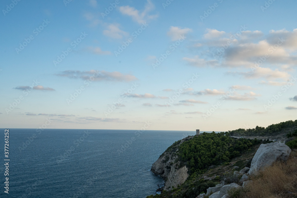 Acantilado con una torre y mar de fondo Acantilado con una torre y mar de fondo