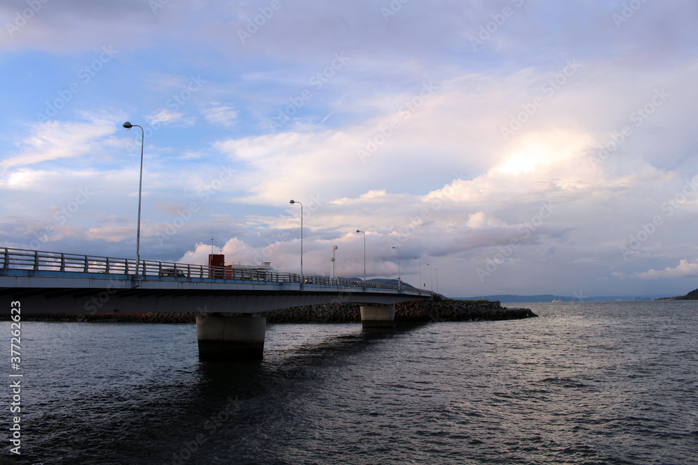 Obraz premium Bridge around Kamoikekaizuri Park in Kagoshima during sunset