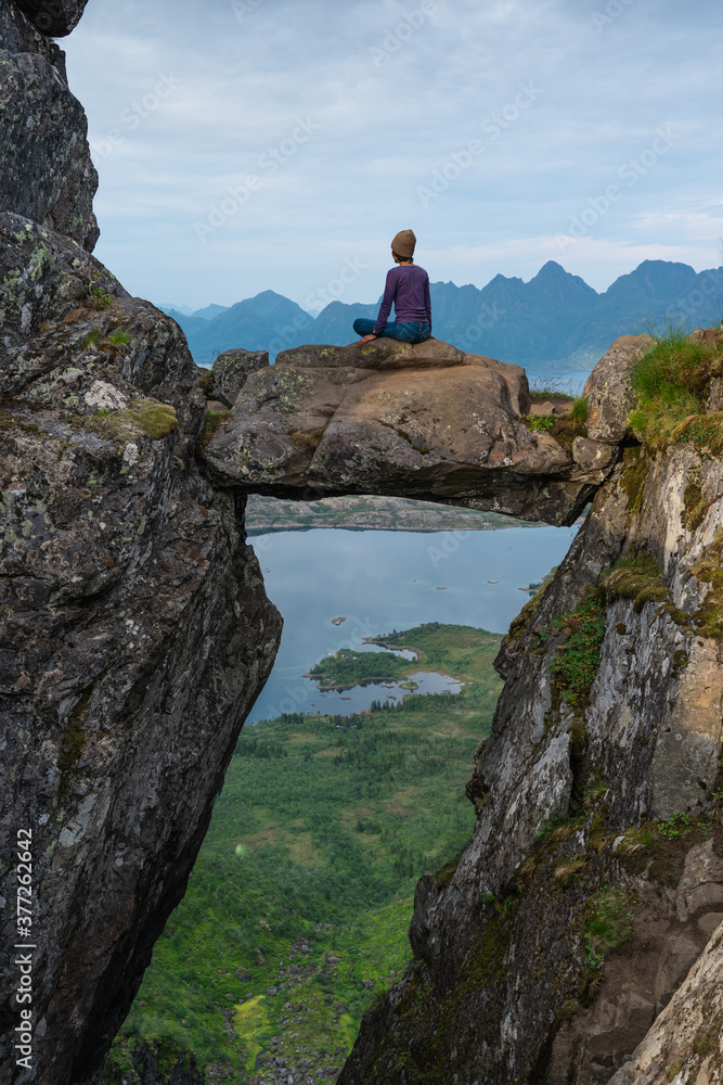 Φωτογραφία Asian woman sitting on Djevelporten or Devil's gate in Floya mountain hiking trail in summer season