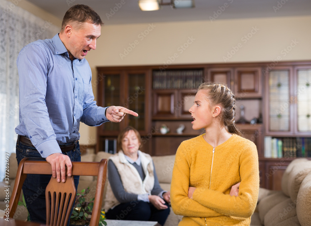 Φωτογραφία Senior woman and adult man lecturing teenage girl at home