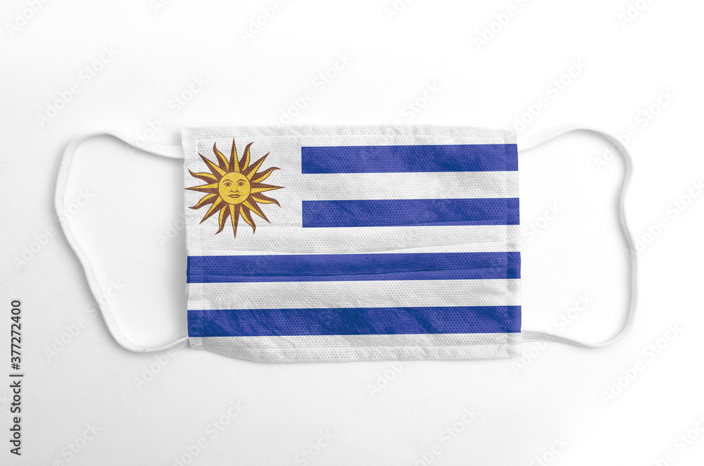 Mascarilla cubreboca con bandera de Uruguay impresa, sobre fondo blanco, aislada. Mascarilla cubreboca con bandera de Uruguay impresa, sobre fondo blanco, aislada.