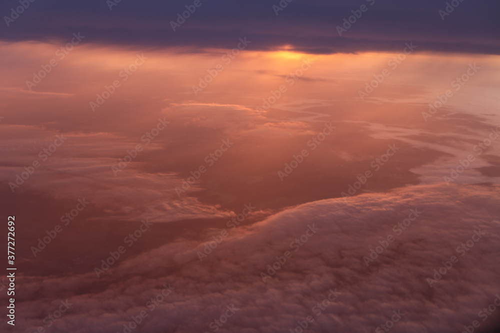 Sonnenaufgang oder Sonnenuntergang über den Wolke aus dem Flugzeug fotografiert, der Himmel oist blutrot und schön.
