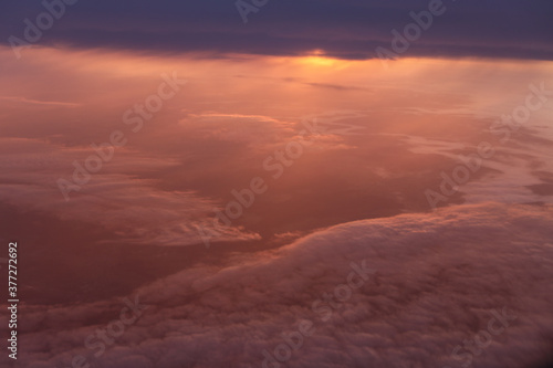 Sonnenaufgang oder Sonnenuntergang   ber den Wolke aus dem Flugzeug fotografiert  der Himmel oist blutrot und sch  n.