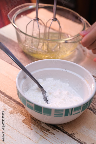 The making of mini pavlovas