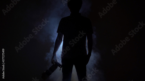 スモークの中に立つカメラマンの男性