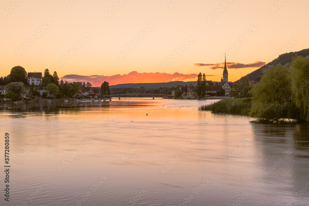 Blick von der Insel Werd über den Rhein zur Altstadt von Stein am Rhein bei Sonnenuntergang, Kanton Schaffhausen, Schweiz