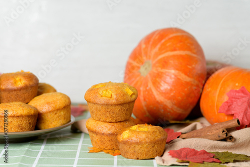 Obraz na plátně autumn pumpkin cupcakes with fresh pumpkin for thanksgiving day
