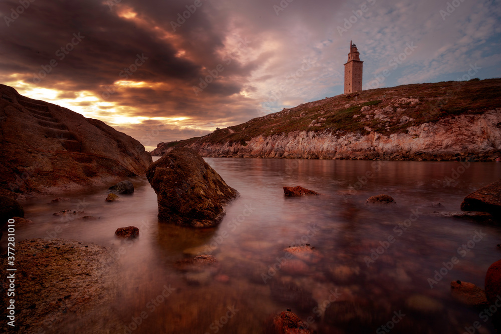 Fotografía en larga exposición de la puesta de sol sobre la Torre de Hércules, A Coruña