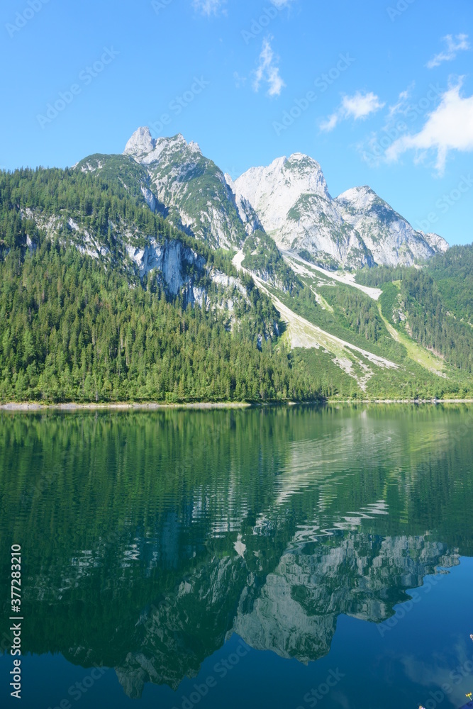 wunderschöne spiegelungen auf bergsee  in den alpen