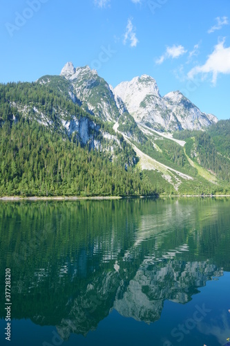 wunderschöne spiegelungen auf bergsee in den alpen