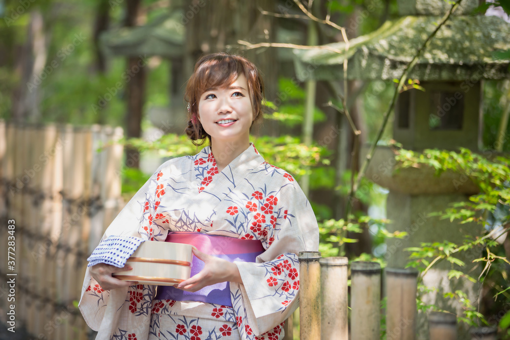 Fototapeta premium 温泉にきた浴衣姿の女性 