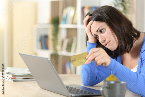 Photo Worried woman buying online at home