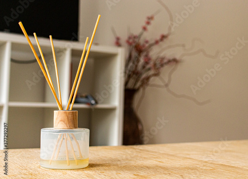 Aromatizador de ambientes sobre mesa de madera en living diseño nórdico - danés