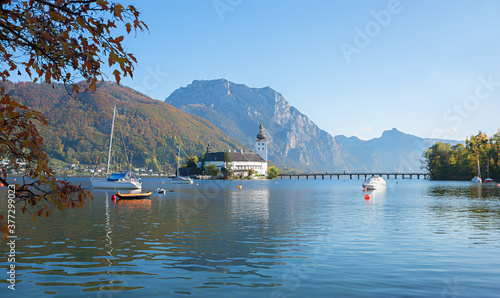 Принти на полотні Schloss Orth am Traunsee in herbstlicher Landschaft, Kurort Gmunden im Salzkamme