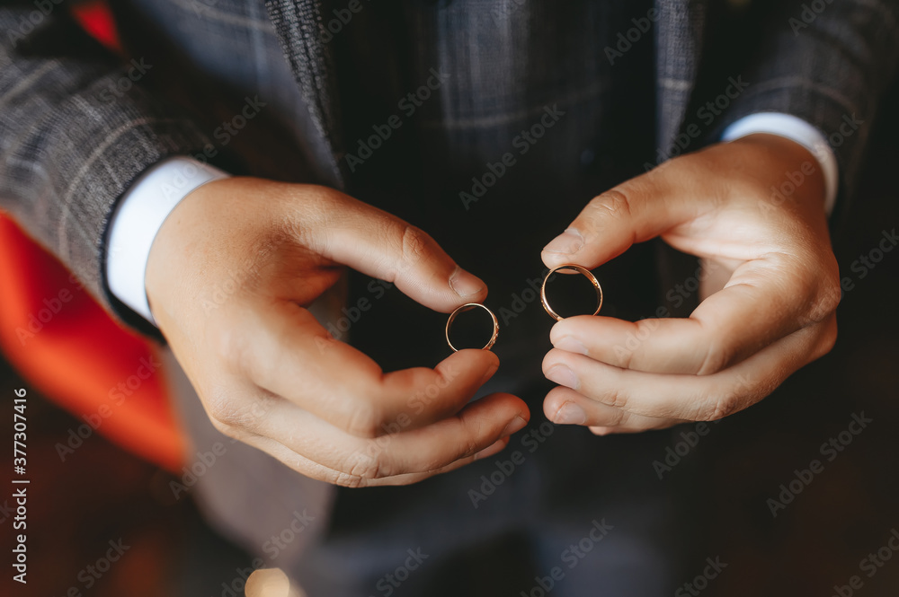 Fototapeta premium Groom holding a gold rings