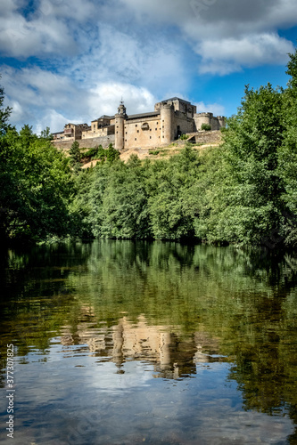 Castillo reflejado sobre rio