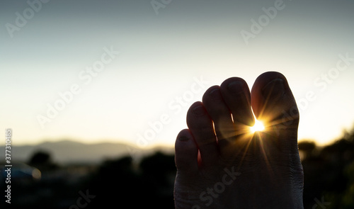 Pie con rayos de sol al atardecer