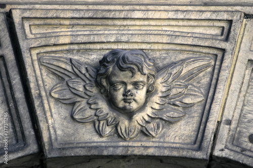 stary ozdobny detal architektoniczny w postaci główki aniołka