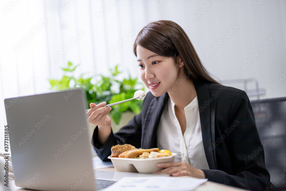 woman eat lunch and work
