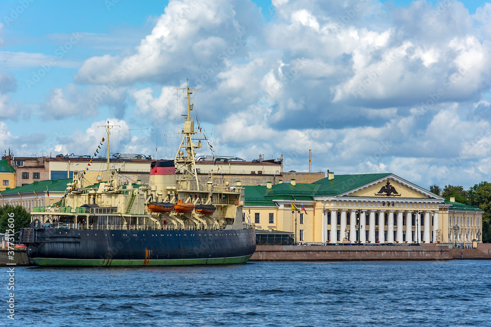 Saint Petersburg, view of the Lieutenant Schmidt embankment