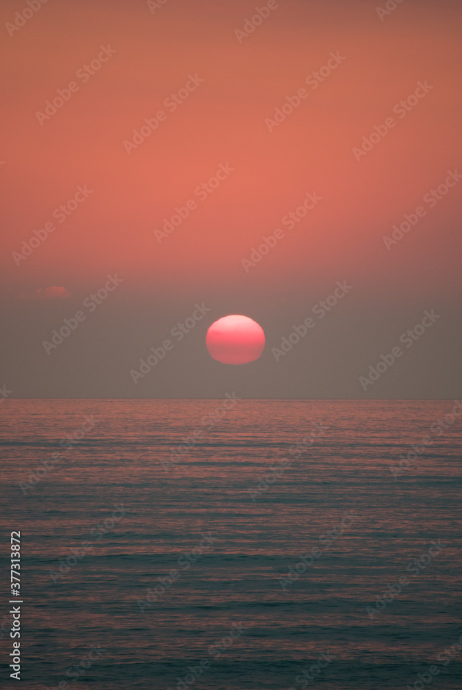 Puesta de sol reflejando en el horizonte