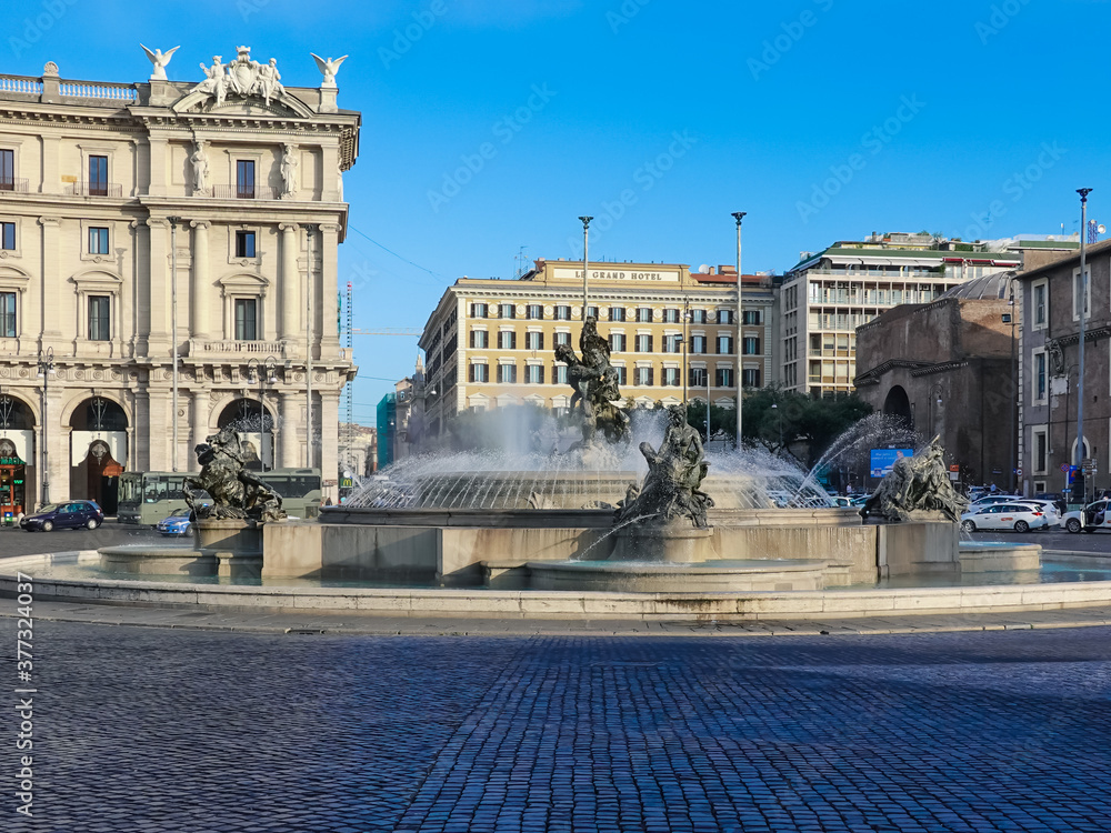 テルミニ駅近くの共和国広場　広場中央を飾るナイアディの泉（ローマ イタリア）