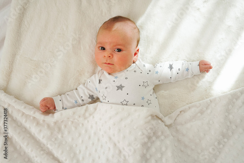 Obraz na płótnie Bebe en la cama mirando w salonie