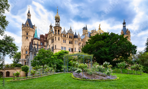 Panorama vom Burggarten / Schlossgarten / Schlosspark mit Rosenbüschen, Bäumen und Gras beim Schloss Schwerin im August 2020