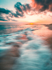 Ingelijste posters Meloenkleur Golven bij vurige zonsondergang  © Aaron