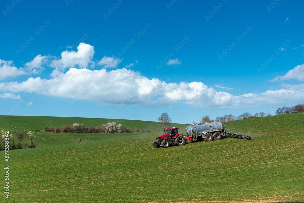Obraz premium Tractor plows a field in Johlingen
