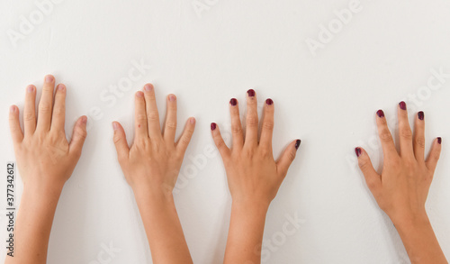 mani ragazzi gioco alzare le mani mani in alto  photo