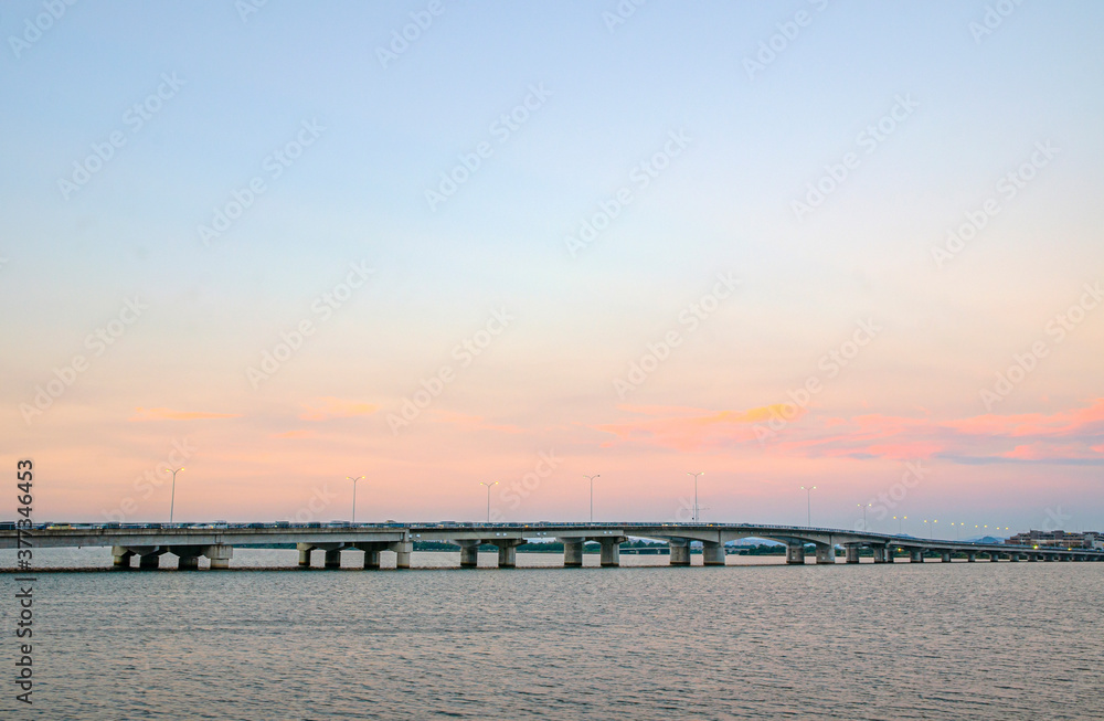 Fototapeta premium 滋賀県の近江大橋と琵琶湖