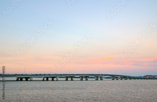 滋賀県の近江大橋と琵琶湖