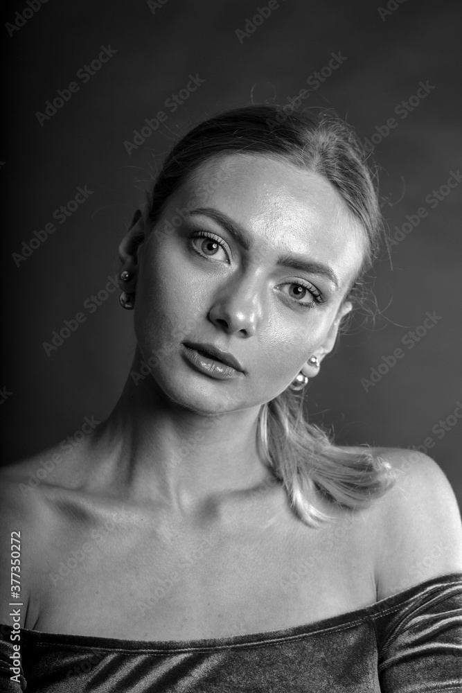 Fototapeta portrait of a young woman, shooting in a photo studio