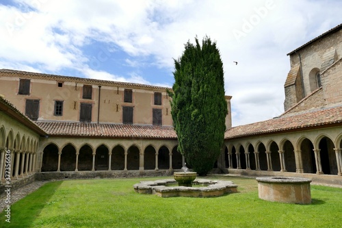 Cloître de l’abbaye de Saint-Hilaire