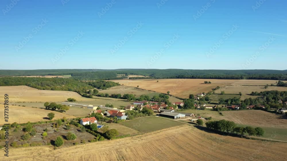 Le hammeau de Mhers sur le village de Cuncy les Varzy dans la Nièvre, en Bourgogne, en France, en été et en drone lors d'une journée ensoleillée. Le hammeau de Mhers sur le village de Cuncy les Varzy dans la Nièvre, en Bourgogne, en France, en été et en drone lors d'une journée ensoleillée.