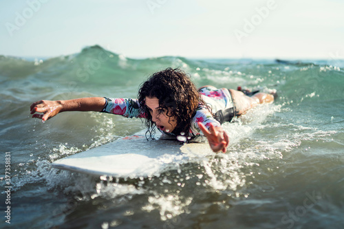Chica guapa joven con tabla de surf en playas de cadiz © MiguelAngelJunquera