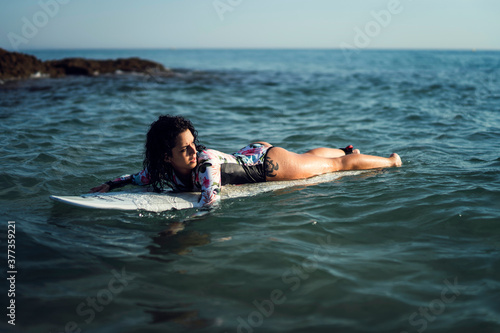 Joven atractiva con tabla de surf practicando en cadiz © MiguelAngelJunquera