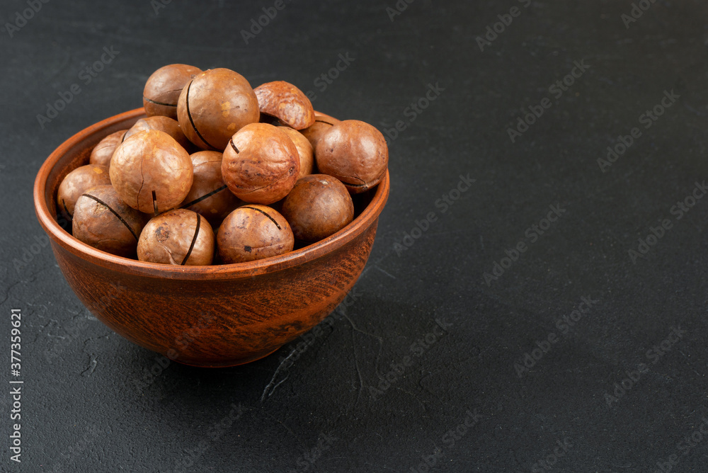 Obraz premium Macadamia nut in bowl
