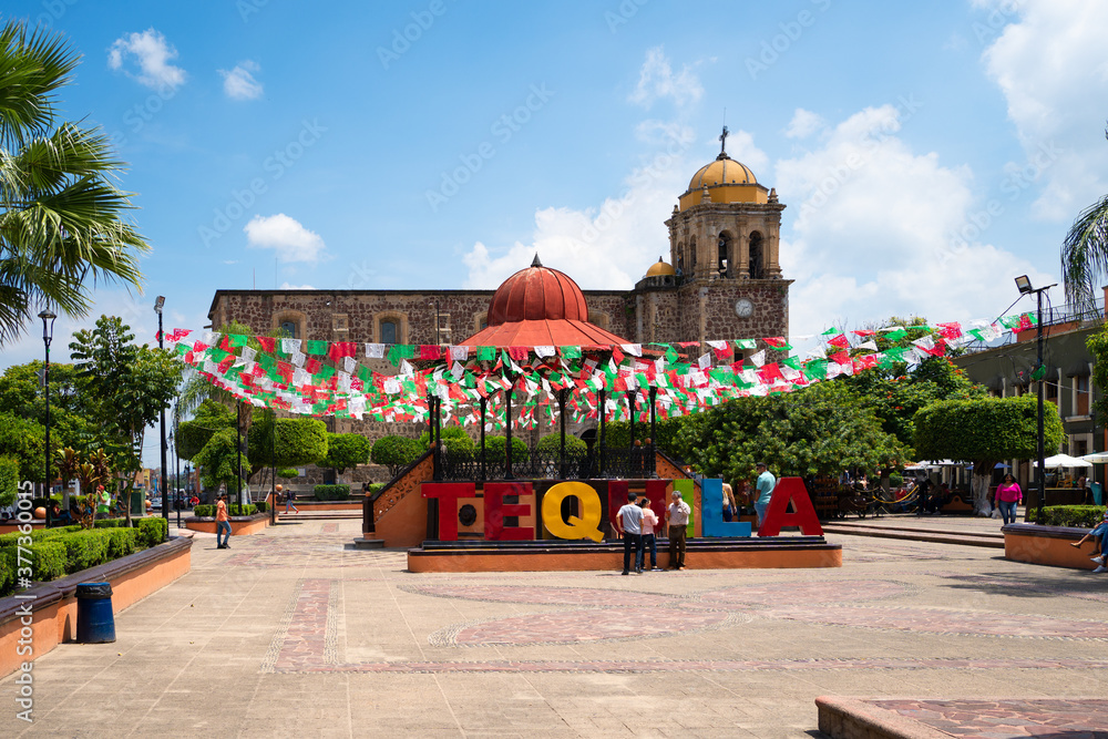 Plaza Principal de Tequila Jalisco con su Kiosko y su Parroquia