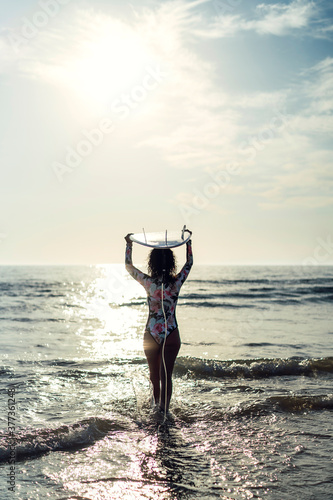 Mujer cno tabla de surf en playa de Cadiz