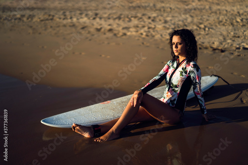 Mujer cno tabla de surf en playa de Cadiz