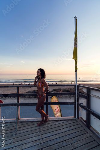 Chica guapa posando en balcon de madera al atardecer en Cadiz © MiguelAngelJunquera