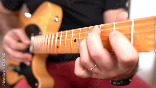 MANI DI UOMO ADULTO SUONANO CHITARRA ELETTRICA FACENDO ARPEGGI E NOTE MUSICALI 