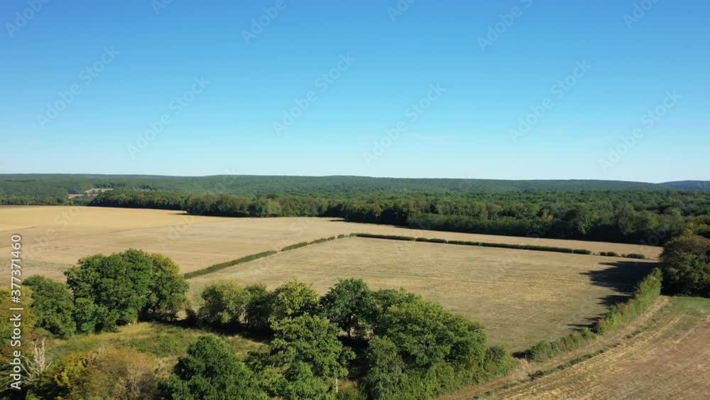 Les champs de blé après la moisson et les forêts verdoyantes du hammeau de Mhers sur le village de Cuncy les Varzy dans la Nièvre, en Bourgogne, en France, en été et en drone lors d'une journée ensole Les champs de blé après la moisson et les forêts verdoyantes du hammeau de Mhers sur le village de Cuncy les Varzy dans la Nièvre, en Bourgogne, en France, en été et en drone lors d'une journée ensole