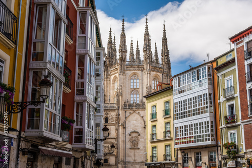 Imagen de la Catedral de Burgos al fondo de una calle de la ciudad de Burgos (Castilla y León, España)